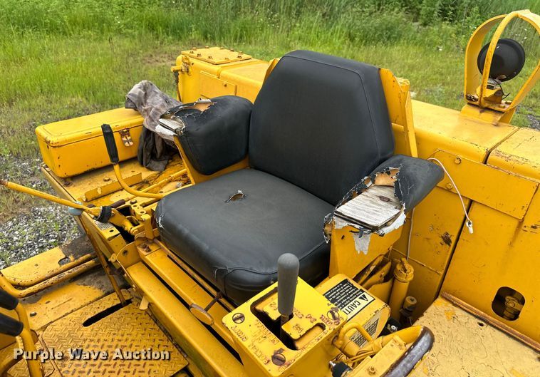 image for item DS4211 International Harvester  250 track loader