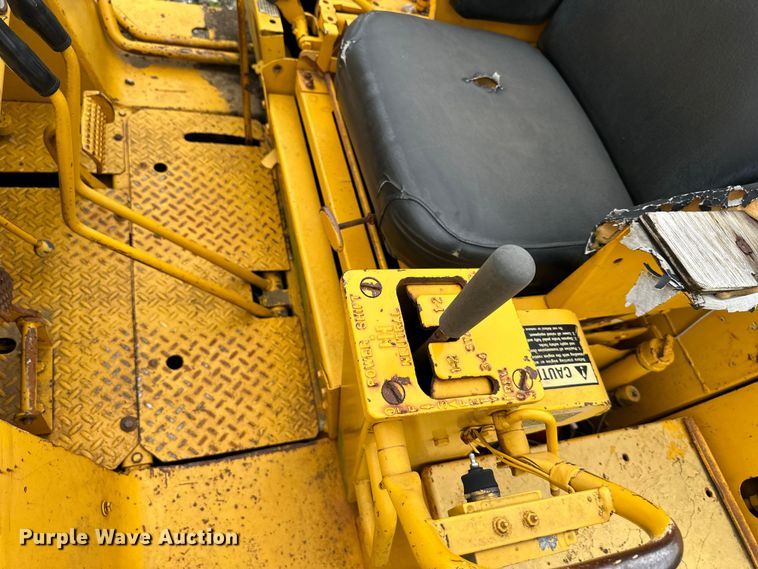 image for item DS4211 International Harvester  250 track loader