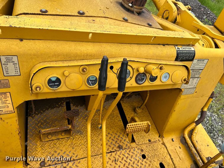 image for item DS4211 International Harvester  250 track loader