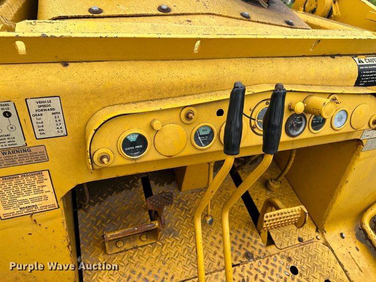 image for item DS4211 International Harvester  250 track loader