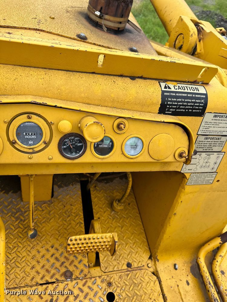 image for item DS4211 International Harvester  250 track loader