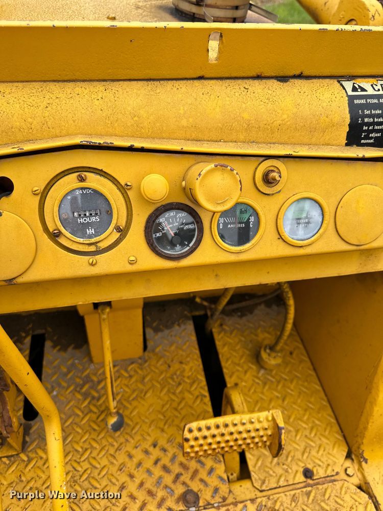 image for item DS4211 International Harvester  250 track loader