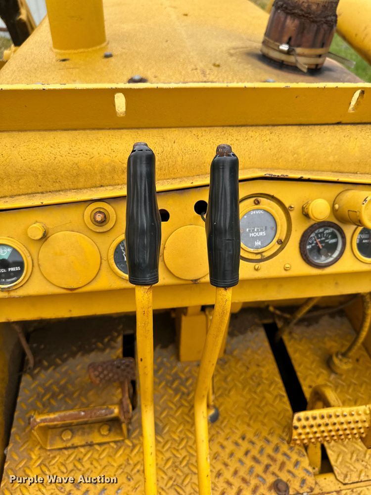 image for item DS4211 International Harvester  250 track loader