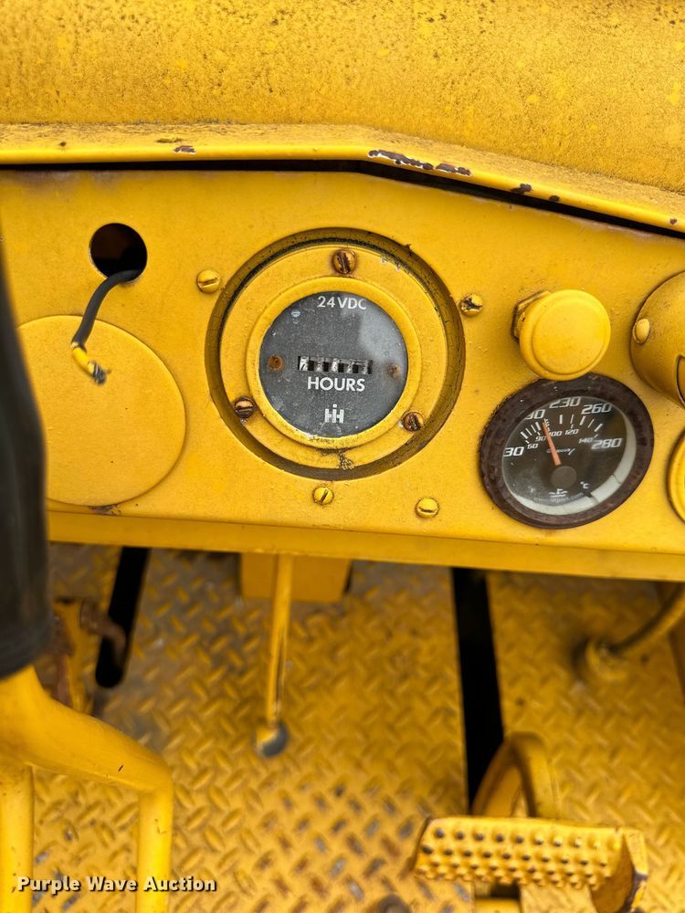 image for item DS4211 International Harvester  250 track loader