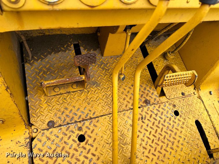 image for item DS4211 International Harvester  250 track loader