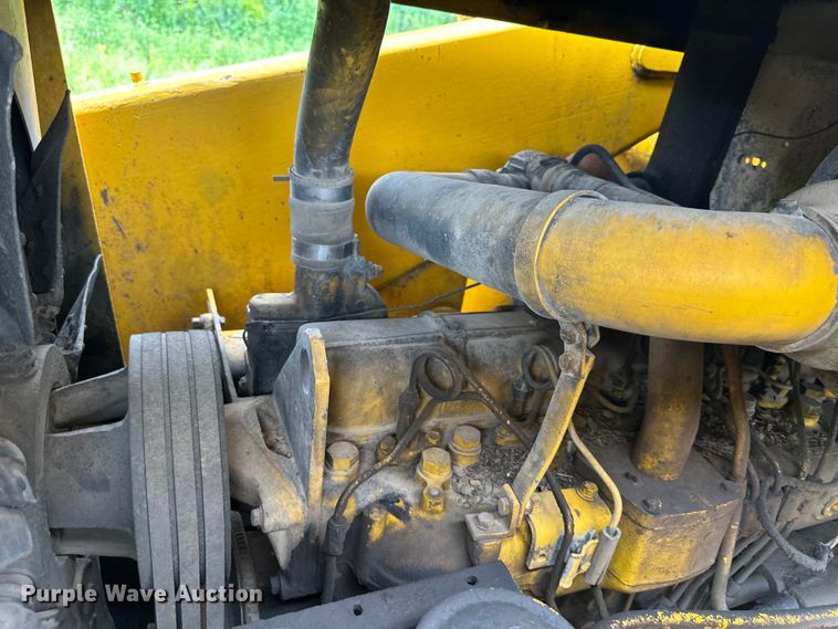 image for item DS4211 International Harvester  250 track loader