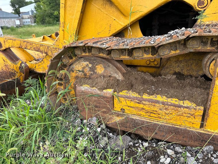 image for item DS4211 International Harvester  250 track loader