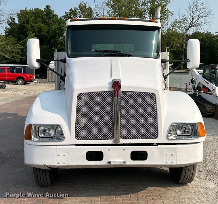 image for item DS4214 2005 Kenworth  T300 utility / service truck