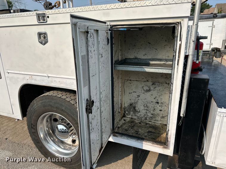 image for item DS4214 2005 Kenworth  T300 utility / service truck