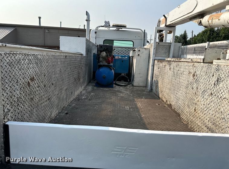 image for item DS4214 2005 Kenworth  T300 utility / service truck