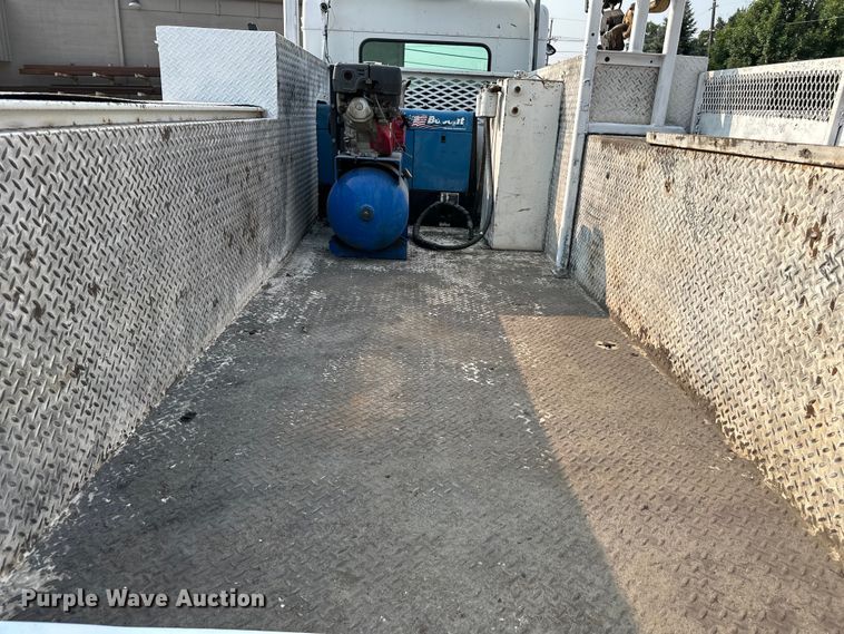 image for item DS4214 2005 Kenworth  T300 utility / service truck