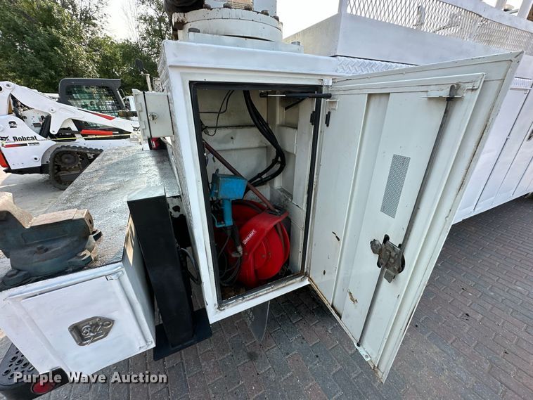 image for item DS4214 2005 Kenworth  T300 utility / service truck