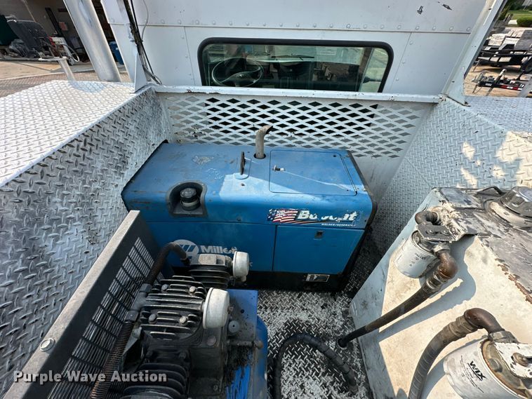 image for item DS4214 2005 Kenworth  T300 utility / service truck