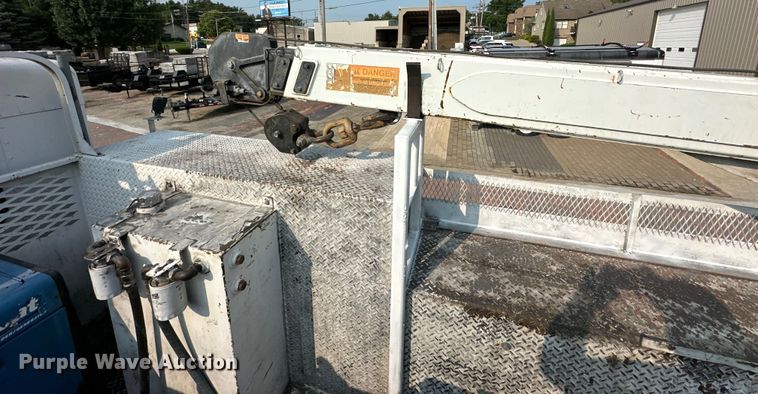 image for item DS4214 2005 Kenworth  T300 utility / service truck