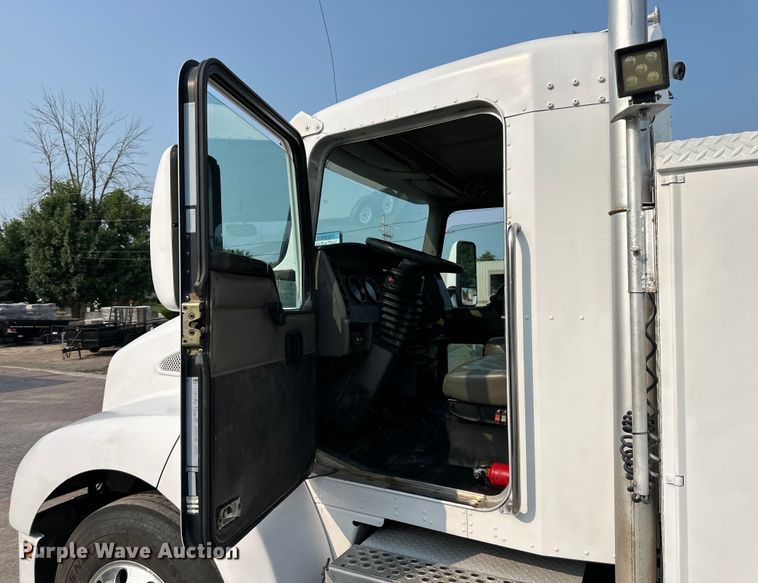 image for item DS4214 2005 Kenworth  T300 utility / service truck