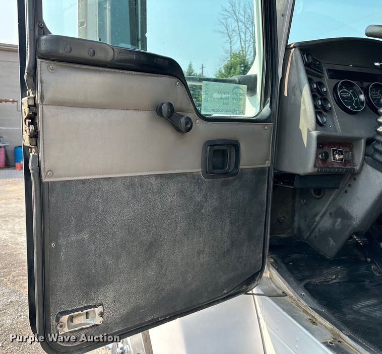 image for item DS4214 2005 Kenworth  T300 utility / service truck