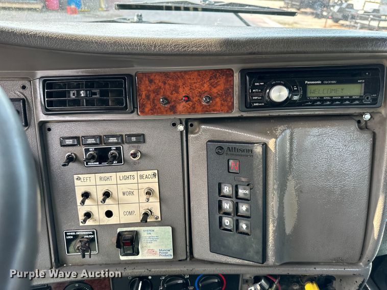 image for item DS4214 2005 Kenworth  T300 utility / service truck