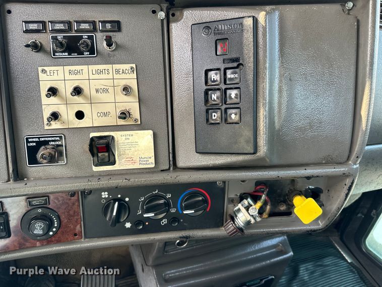 image for item DS4214 2005 Kenworth  T300 utility / service truck