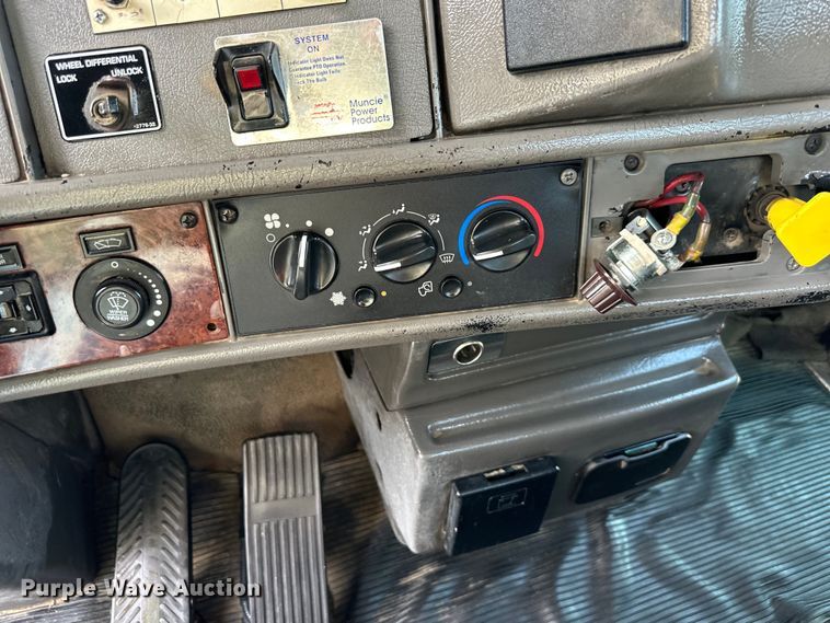 image for item DS4214 2005 Kenworth  T300 utility / service truck