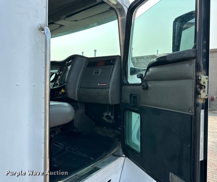 image for item DS4214 2005 Kenworth  T300 utility / service truck