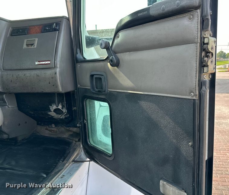 image for item DS4214 2005 Kenworth  T300 utility / service truck