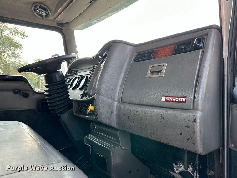 image for item DS4214 2005 Kenworth  T300 utility / service truck