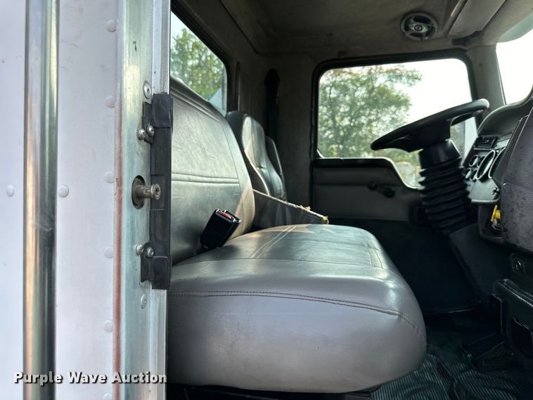 image for item DS4214 2005 Kenworth  T300 utility / service truck