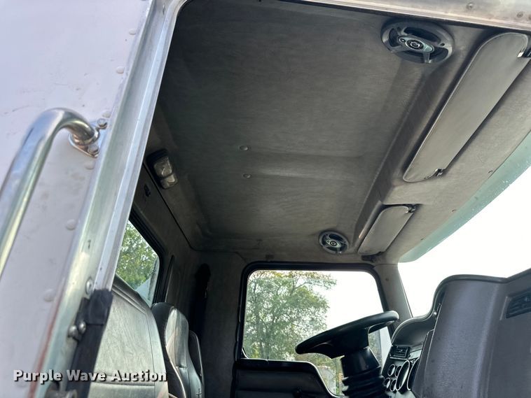 image for item DS4214 2005 Kenworth  T300 utility / service truck