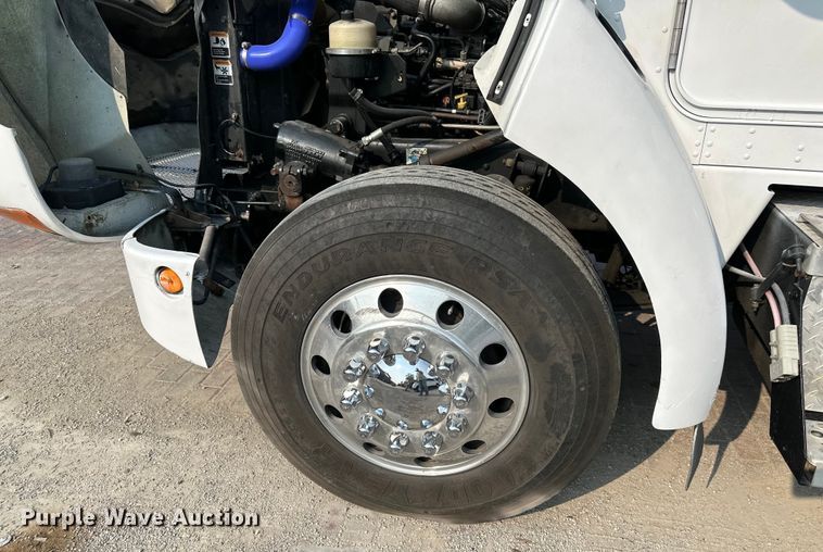 image for item DS4214 2005 Kenworth  T300 utility / service truck