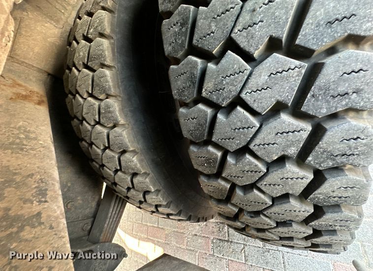 image for item DS4214 2005 Kenworth  T300 utility / service truck