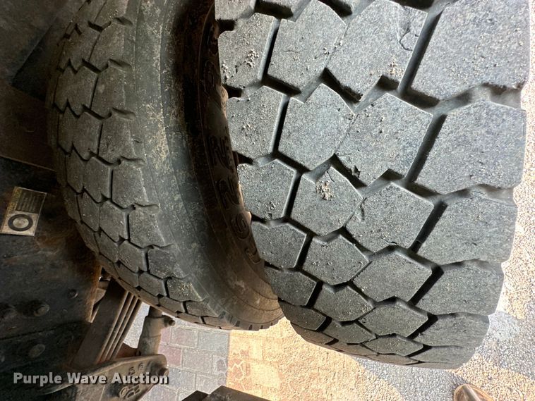 image for item DS4214 2005 Kenworth  T300 utility / service truck