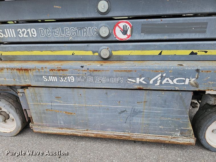 image for item DS4683 2012 Skyjack SJIII 3219 scissor lift