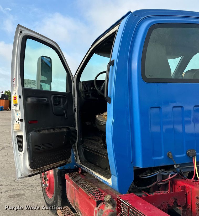 image for item DV5790 2005 Chevrolet  C8500 truck cab and chassis