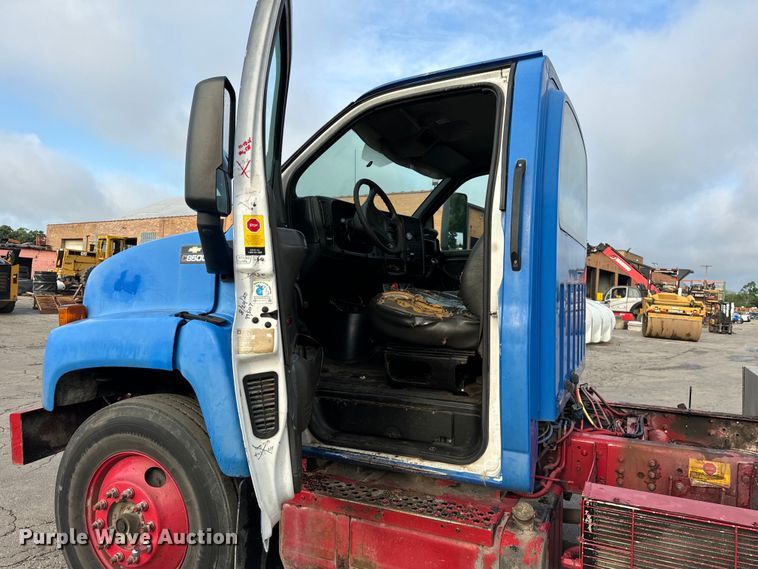 image for item DV5790 2005 Chevrolet  C8500 truck cab and chassis
