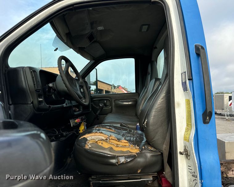 image for item DV5790 2005 Chevrolet  C8500 truck cab and chassis