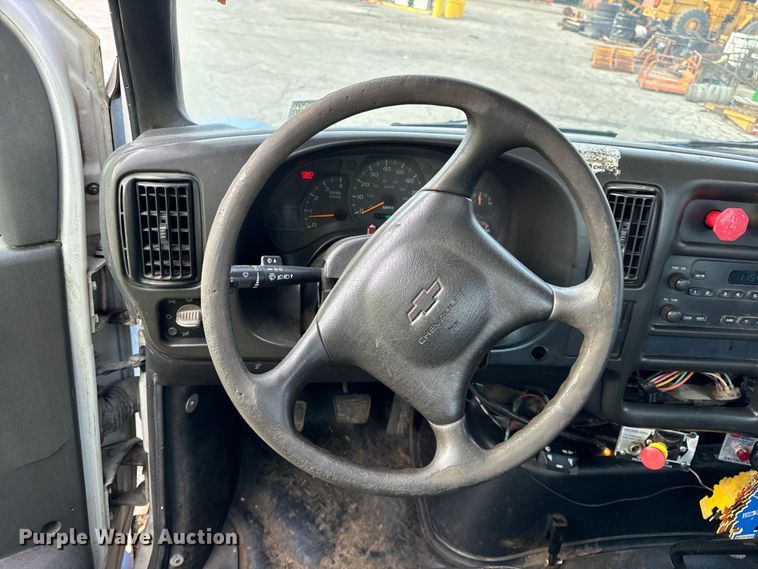 image for item DV5790 2005 Chevrolet  C8500 truck cab and chassis