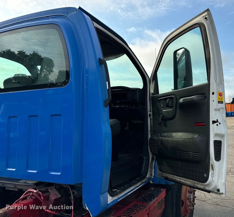 image for item DV5790 2005 Chevrolet  C8500 truck cab and chassis