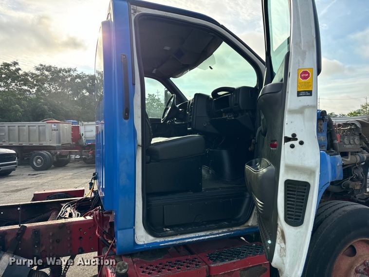 image for item DV5790 2005 Chevrolet  C8500 truck cab and chassis