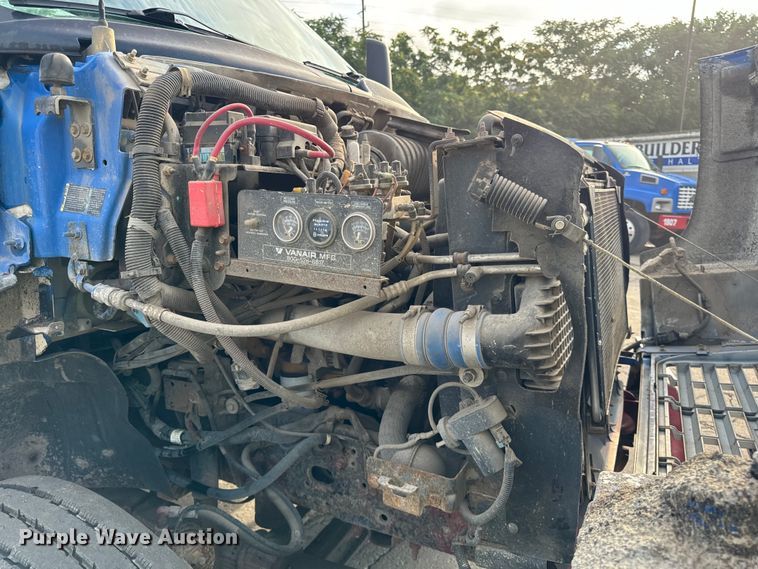 image for item DV5790 2005 Chevrolet  C8500 truck cab and chassis