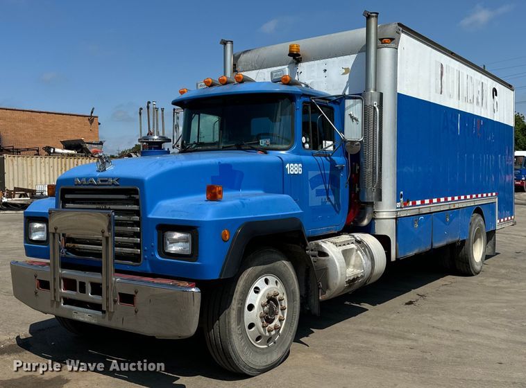 image for item DV5802 2000 Mack  RD690P box truck