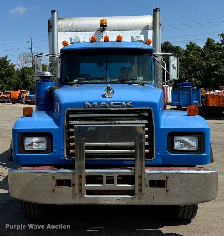 image for item DV5802 2000 Mack  RD690P box truck