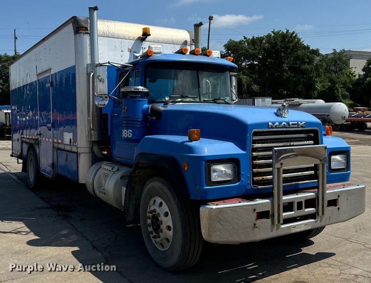 image for item DV5802 2000 Mack  RD690P box truck