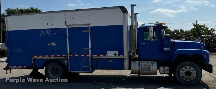 image for item DV5802 2000 Mack  RD690P box truck