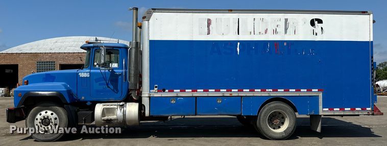 image for item DV5802 2000 Mack  RD690P box truck