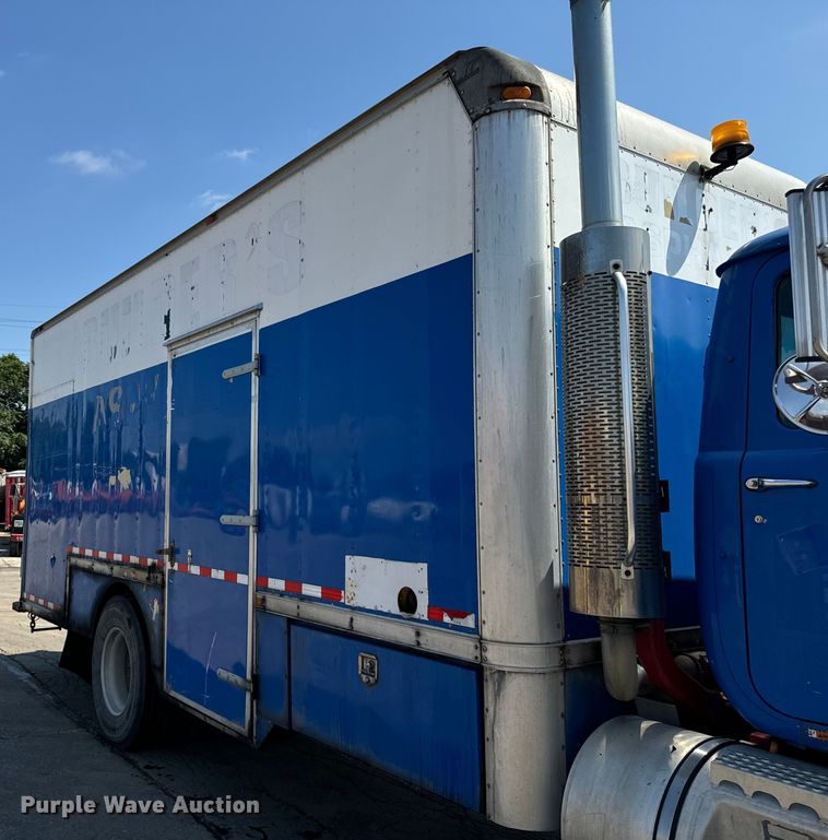 image for item DV5802 2000 Mack  RD690P box truck