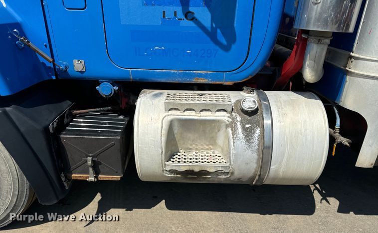 image for item DV5802 2000 Mack  RD690P box truck