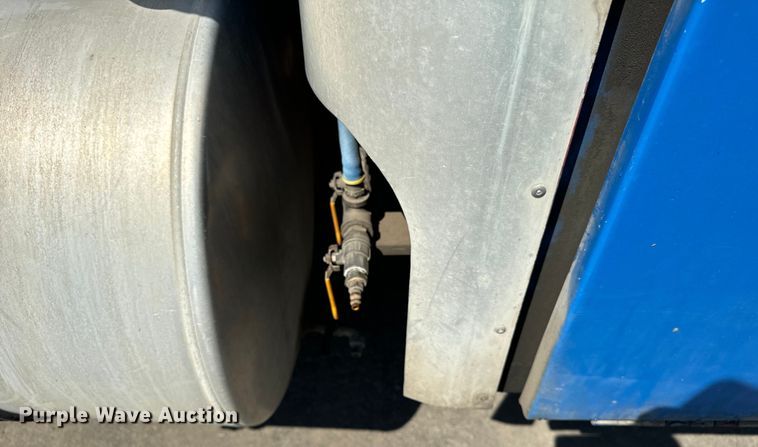 image for item DV5802 2000 Mack  RD690P box truck