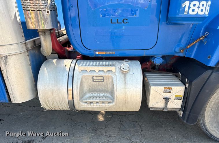 image for item DV5802 2000 Mack  RD690P box truck