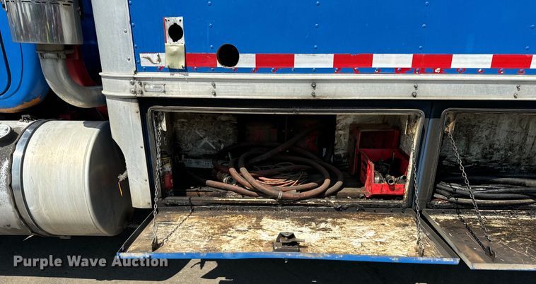 image for item DV5802 2000 Mack  RD690P box truck