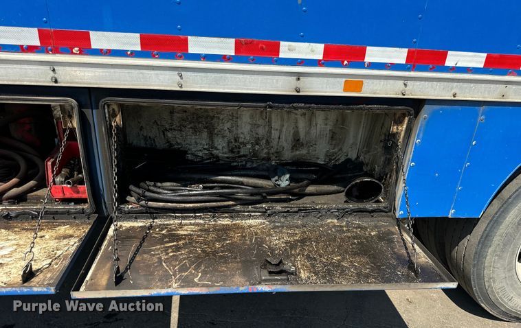 image for item DV5802 2000 Mack  RD690P box truck